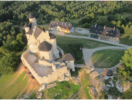 Widok z balonu na zamek w Bobolicach