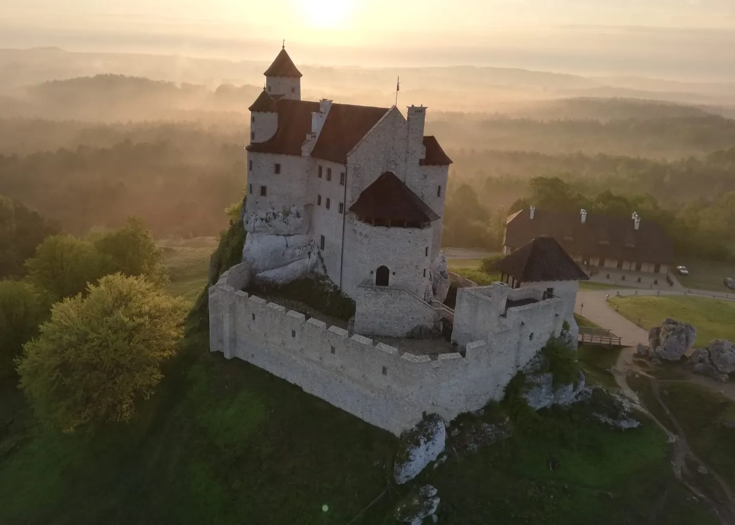 Jakie są najpiękniejsze trasy do lotów balonem, które można podarować w prezencie?